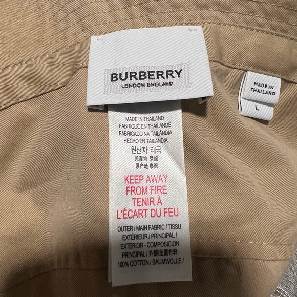 Burberry kids bucket hats reversible!! 3 available only worn once - Picture 6 of 7